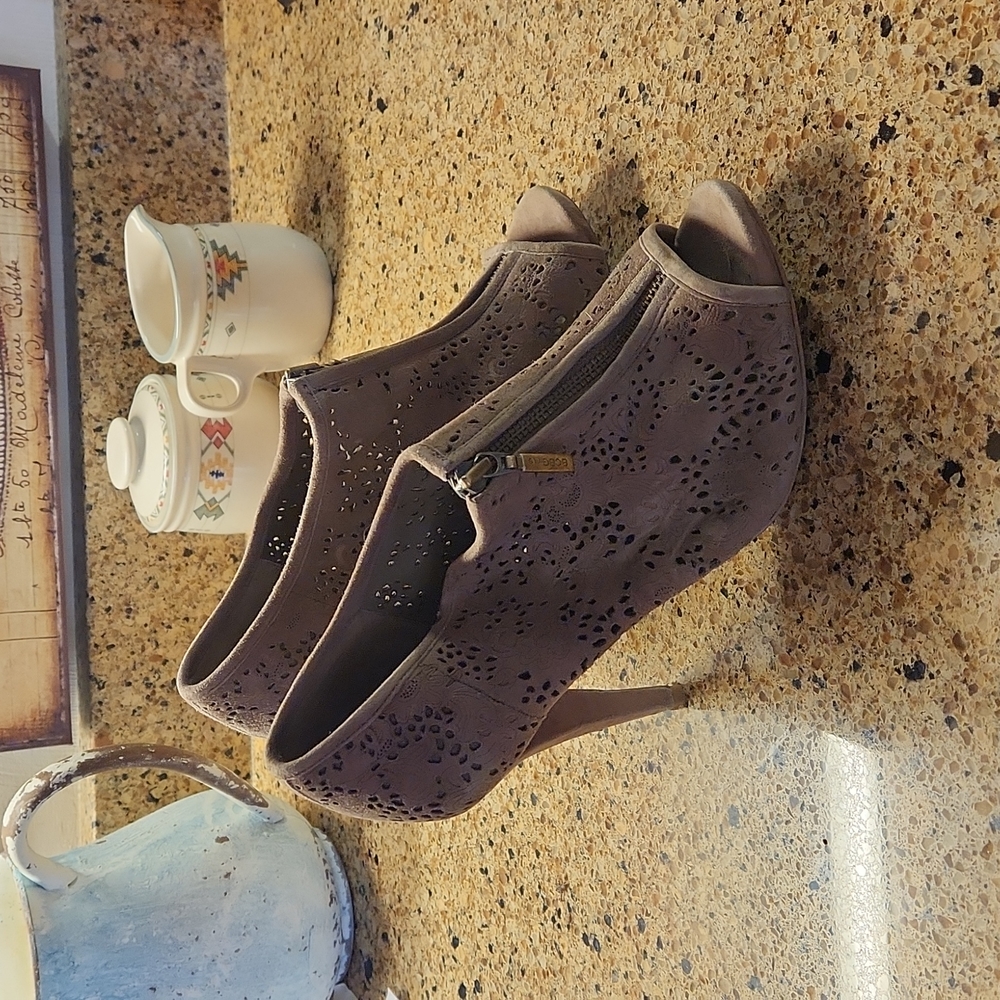 Women's shoes